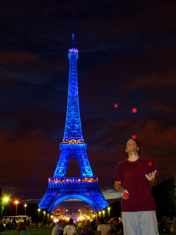 Zerjillo malabareando frente a la Torre Eiffel